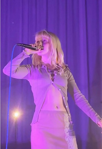 my sign said “Hayley, PLEASE sing Silver Springs!!” 😍 she saw it and locked tf in ♥️🔒 I will NEVER forget this!!! @HW HQ Austin TX Sunday May 3rd at ACL Live Moody Theatre #hayleywilliams #edabptour #silversprings #egodeath #goodoldays