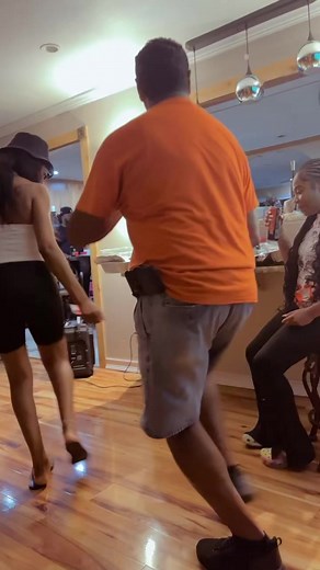 One thing about my friend Darrell Whaley, he’s going to spin on every single line dance.🤣🤣 Take a look how he cuts on the Tamia Line Dance. #linedancing #friendship #KAΨ #dancerlife #Louisiana #FourthOfJuly #reelsviral | Funyanna Live