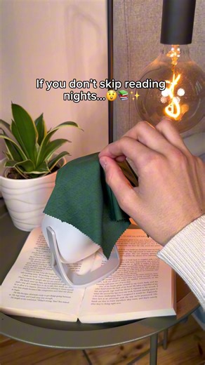 If you read at NIGHT this is for you 😍📚🕯️#readers #booklovers #projector #bookgirlies