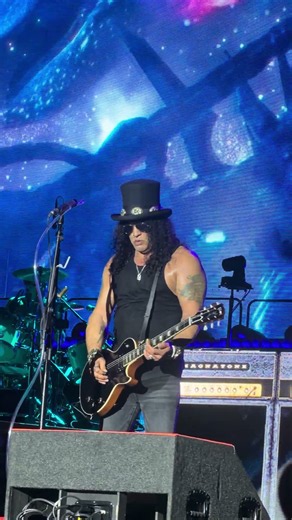 Guns N Roses live at the Rose Bowl 2026 - Slash solo to “Rocket Queen” #gunsnroses