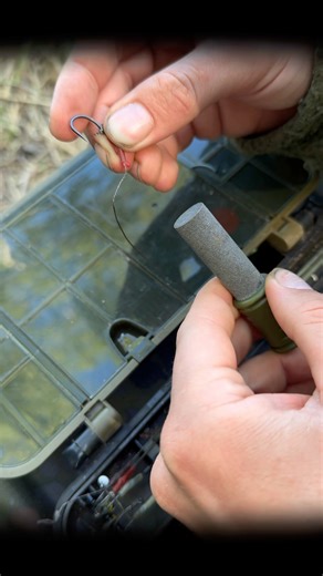 Sharpen Fishing Hooks 🪝 —The EASIEST Method 👌#fishing #carpfishing #fishingtips