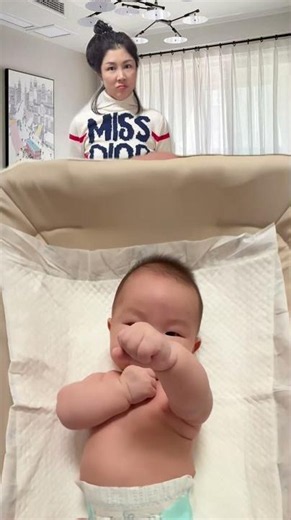 🦸😂 Funny baby copies Superman’s flying gesture