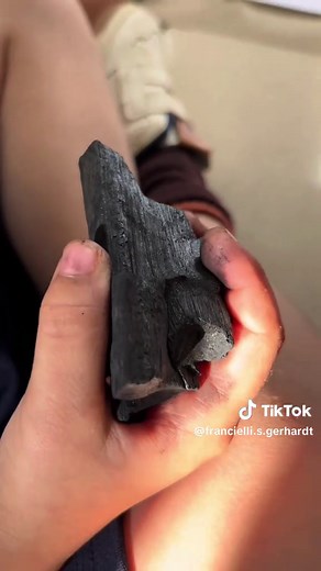 Pintura com Carvão na Educação Infantil: Criatividade e Arte