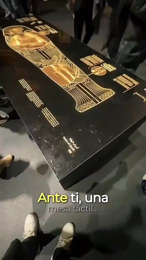 El sarcófago de oro, majestuoso y silencioso, aparece ante ti en toda su gloria digital. Sus jeroglíficos, cuidadosamente trazados, narran plegarias al dios Osiris… sus incrustaciones reflejan el poder divino del faraón-niño. Con un movimiento, puedes abrir virtualmente las capas protectoras que guardaron su cuerpo: la máscara funeraria, las capas de lino, los amuletos de eternidad. Cada elemento es una historia, un misterio, un eco de la vida eterna. El descubrimiento de su tumba fue más que un