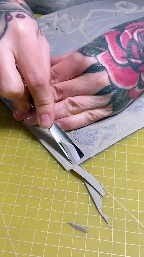 More cutting with my big babe #linolschnitt #linoldruck #linocut #printmakersoftiktok