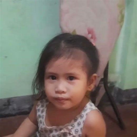 my cousin do the middle finger (technically its not middle finger)