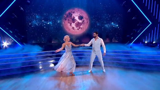 Somebody pinch us! Jesse Metcalfe’s foxtrot was SO dreamy ☁️✨ | Dancing with the Stars