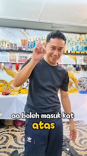 448K views · 10K reactions | Aje Gile tuan2.. dah JD fenomena pulak SELIPAR JAMBAN ni 藍.. cecah 1 juta view dah videonya.. masya Allah.. Jauh DILUAR kotak pemikiran sy.. Link group bwh ni ye https://chat.whatsapp.com/HxdmuOrH76s9JogLqbMmaF?mode=wwt | Mr Chrome Garage | Facebook