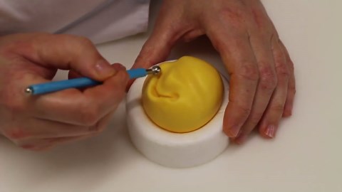 Winnie the Pooh Sugar paste tutorial by ItalianCakes USA