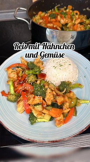 Vanessa Pantaleo on Instagram: "✨ Reis mit Hähnchen und Gemüse ✨ Zutaten: Reis 400g Hähnchen 1 Schuss Sojasoße Salz und Pfeffer Hähnchengewürz Paprikapulver 2 TL Speisestärke 1 Zwiebel 1-2 Karotten 1 Zucchini 1 Paprika 1 Brokkoli Ca. 100ml Teriyaki Soße Rezept: ➡️ Das Hähnchen mit Sojasoße, Salz und Pfeffer, Hähnchengewürz und Speisestärke würzen ➡️ Das Hähnchen dann in der Pfanne mit etwas Öl ca. 2 Minuten lang anbraten, bis es gut Farbe bekommen hat ➡️ Anschließend Gemüse nach Wahl hinzufügen