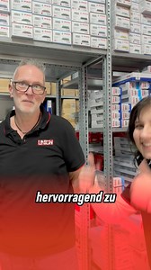 Schaut hinter die Kulissen unseres Modellbahn Union Standorts in Kamen und entdeckt den Arbeitsplatz von Julia und Stefan! 👀💼 Möchtet ihr mehr über Julia’s Kollegen erfahren? Lasst es uns wissen, indem ihr auf ‚Gefällt mir‘ klickt und eure Wünsche teilt! Vergesst nicht unser Sommerfest am 28. 29.06. zu markieren! 😎🚂 #ModellbahnUnion#MUJulia#Modelleisenbahn#Hobby#Handwerk#Arbeitsplatz#Spaß#Teamwork#Sommerfest | Modellbahn Union