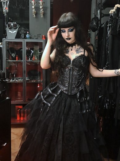 ⚜️Necklace, top and skirt available in store⚜️ 🦇For shipping, please send a DM🦇 - Model: @giogiaaminischetti🖤 - #gothshop #gothgirl #romanticgothic #victoriangoth #gothmodel