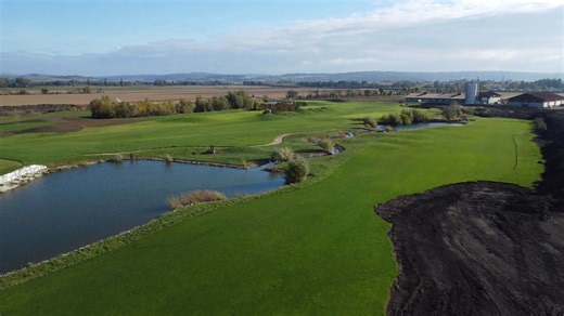 GOLD COURSE UPDATE!🏅🎥 Wir halten euch weiterhin über den Baufortschritt unseres neuen Gold Courses auf dem Laufenden! Heute haben wir die Zweite unserer aktuellen Oktober-Luftaufnahmen für Euch vorbereitet! Ihr seht die Entstehung des neuen und längsten Par 5 auf dem neuen Gold Course, eine Herausforderung auf die sich schon jetzt alle Golffans freuen können!👍 Mit Blick auf die feierliche Eröffnung unseres Prestige-Projekts – dem 18-Loch Gold Course, redesigned by Olazabal Design, am 1. Mai 2