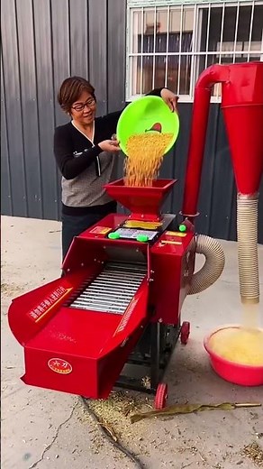 Universal grinder for chicken, duck, goose, and other livestock, can grind corn cobs and grains