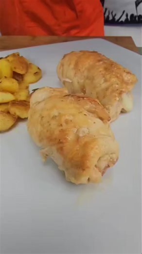 💥INVOLTINI DI POLLO PROSCIUTTO CRUDO E MOZZARELLA 💥 💙Ingredienti per 4 persone: *8 fettine di petto di pollo *8 fette di prosciutto crudo *250g mozzarella *parmigiano grattugiato q.b. *Farina q.b. *sale e pepe *1 bicchiere di vino bianco *8 patate medie per contorno #afinromunn #luigiscottichefinfamiglia #ricettepovere #ricettedellanonna #foodies #food #instafood #foods | Luigi Scotti Chef in Famiglia