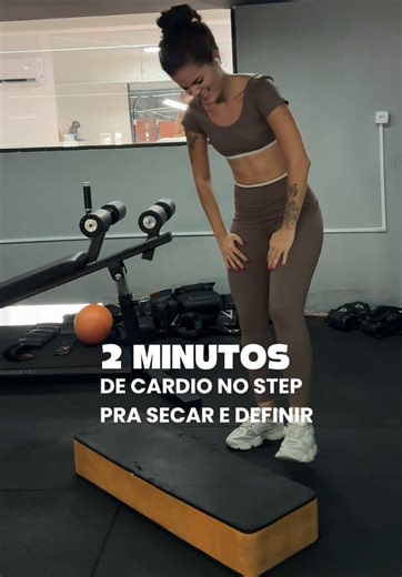 🔥 Treino de CARDIO no STEP pra secar e definir 🔥 Quer suar, queimar gordura e definir o corpo? Então vem comigo nesse treino de cardio no step 💦 Esse treino é intenso, acelera o metabolismo, ajuda na queima de gordura, melhora o condicionamento físico e ainda deixa as pernas mais definidas 💥 Perfeito pra: ✔️ Secar gordura ✔️ Definir pernas e glúteos ✔️ Melhorar o fôlego ✔️ Fazer em casa ou na academia 💡 Dica: mantém o abdômen contraído e controla o ritmo pra manter a intensidade alta do com