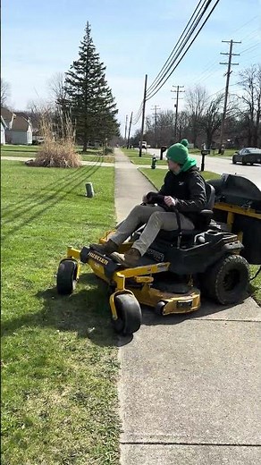 🍂 Spring clean up in full swing! The Hustler Raptor XDX 48” putting in the work!