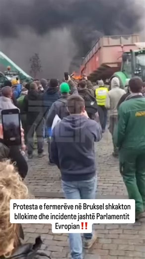 ZËRI on Instagram: "Protesta e fermerëve në Bruksel shkakton bllokime dhe incidente jashtë Parlamentit Evropian‼️ Protesta e fermerëve në Bruksel ka shkaktuar incidente të rënda jashtë ndërtesës së Parlamentit Evropian, ku grupi i protestuesve ka ndezur flakadanë, ka hedhur objekte dhe ka përdorur bomba për të sfiduar policinë. Autoritetet reaguan me gaz lotsjellës për të shpërndarë turmën, ndërsa dëme u raportuan edhe në Sheshin e Luksemburgut. Fermerët kanë bllokuar po ashtu qendrat kryesore t