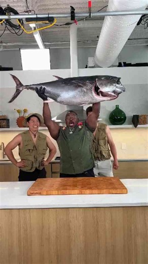 Chef Rush lifts a giant tuna like it's nothing!