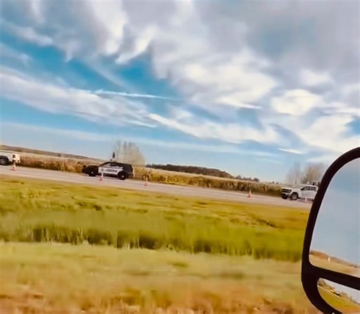 Grave collision sur l’autoroute 30 : un poids lourd impliqué Le chauffeur d’un camion semi-remorque n’aurait jamais freiné avant de percuter violemment la voiture qui se trouvait devant lui. Trois adultes et un enfant se trouvaient à bord de la voiture. Le décès de l’un des passagers arrière a été constaté sur les lieux. L’enfant de 7 ans, qui était lui aussi sur la banquette arrière, a été transporté à l’hôpital dans un état critique, où les médecins n’ont pu que constater son décès. Les deux a