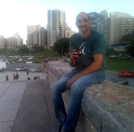 ((TANGOS Y NADA MAS)) En este humilde video trato de evocar un Buenos Aires de ayer,con sus calles adoquinadas o de tierra. Con sus barrios,sus casas o casonas con sus centros de recreacion,un parque una plaza. Hoy todo a cambiado,la vida,la gente,los lugares,los paseos. Pero los recuerdos siguen ahi..esos jamas se mudan,se cambian o desaparecen siempre esta ahi. Con solo cerrar los ojos oir la musica de un hermoso tango y al segundo estamos reviviendo esos recuerdos. Que mejor que con la voz de