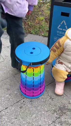 小宝宝把小凳子送给了姐姐！#实用好物#好物推荐 #funny