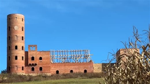 Zamek z Temu powstaje na polach Słupczy, w gminie Dwikozy w powiecie sandomierskim. Jak podaje Echo Dnia: "Obiekt z imponującą wysoką wieżą, jest w trakcie zaawansowanej budowy, lecz już przyciąga liczne rzesze ciekawskich. Na zakończenie inwestycji czekają także władze gminy Dwikozy z nadzieją, że na mapie turystycznej gminy przybędzie kolejny, atrakcyjny punkt" No rzeczywiście 🤡 | Przynajmniej Bukaresztu.
