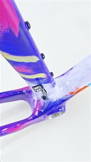 Violet Graro hand-painted gravel frame, the intersection of art and adventure.#icancycling #graro