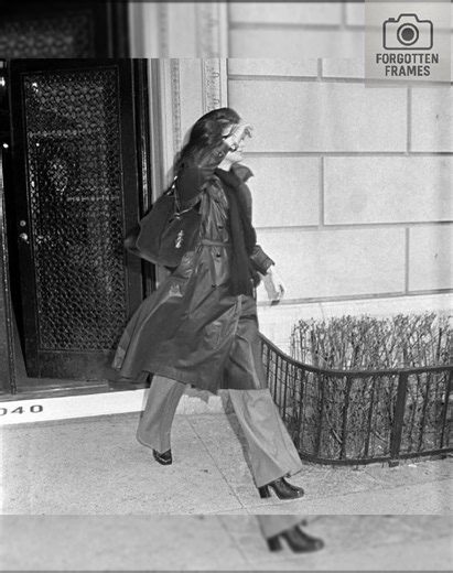 Step inside the elegant world of Jacqueline Kennedy Onassis — her final residence at 1040 Fifth Avenue remains a symbol of sophistication, privacy, and timeless grace. #fyp #explorepage #fblifestyle | Forgotten Frames