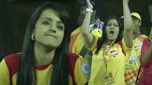Varalaxmi Sarathkumar celebrating Vishal's much-needed boundary for the team vs Mumbai Heroes | CCL #Vishal #VaralaxmiSarathkumar #MumbaiHeroes #ChennaiRhinos #RaaiLaxmi #CCL | Celebrity Cricket League