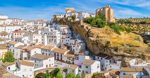 Setenil de las Bodegas: el bonito pueblo de Cádiz en el que las casas y las calles están incrustadas en la roca