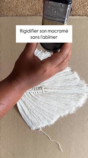 Tu galères toi aussi quand tu rigidifie sur du carton?Et voilàa mon astuce 😃! Simple, facile et efficace !À toi maintenant de faire des magnifiques plume parfaiiitee en macramé ✨Do you also struggle when stiffening on cardboard?Here's my tip 😃! Simple, easy and fast!Now it's your turn to make beautiful macrame feathers ✨Plume macramé | débutant macramé | créatrice macramé | Color Plume I décoration feuille macramé | Tutoriels macramé | Macrame feathers | Macrame stiffen | Macrame glue | Colle 