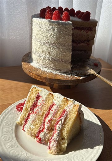 Torta Paloma 🥥🍓🍋‍🟩 BISKVIT (za kalup fi20-22, za fi26-28 poduplati) 150g maslaca, omekšan na sobnu temp. 225g šećera prstohvat soli 100ml ulja 4 jaja 120g kiselog vrhnja 150g kokosovog mlijeka 2 žličice arome vanilije (ili 1 ako koristite ekstrakt/pastu) korica 1 limete (može 1 manji limun ako nemate limetu) 260g glatko brašna tip 550 100g kokosa 1 prašak za pecivo Maslac, šećer, sol i ulje miksamo dok dobijemo udvostručenu, bijelu smjesu. U to dodamo jaja, dobro smiksamo 1-2 minuta da se sv