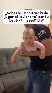 ✨ El juego del avioncito es más que diversión ✨ ¿Sabías que esta actividad ayuda a fortalecer la espalda de tu bebé, mejora su equilibrio y estimula su visión? 🛩️ ✨Es ideal para bebés de más de 4 meses y es una manera increíble de conectar con ellos mientras apoyas su desarrollo. 💡 Si quieres aprender más actividades como esta para estimular el crecimiento y desarrollo de tu bebé, te invito a nuestro Taller gratuito de estimulación temprana para bebés de 0 a 12 meses. 👉💬 Escribe “ESTIMULACIÓ
