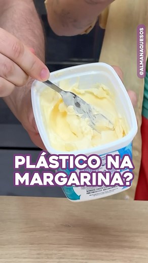 Almanaque SOS on Instagram: "ALERTA DE FAKE NEWS: “Margarina tem plástico?”, “Tem gordura trans?”, “Moscas nem chegam perto dela?” 🤯 Hoje, eu e a Nutri Bárbara vamos detonar esses mitos de uma vez por todas! 💥🍞 👨‍🔬 MITO 1: “Margarina tem plástico!” 👉 Na verdade, a margarina tem uma consistência cremosa, que é tecnicamente chamada de “plasticidade”, o que pode levar à confusão com o material plástico! A composição da margarina é feita de óleos vegetais, como soja e palma. Nada de plástico p