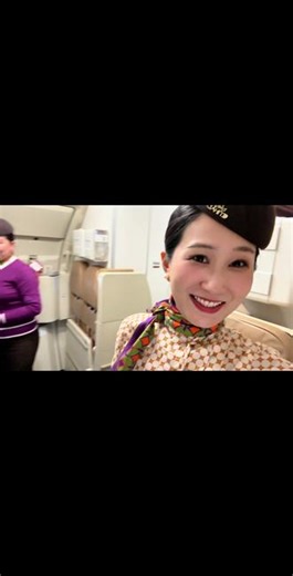 飞航班时间到！ 和空姐小鹿飞一个巴基斯坦的往返吧～乘客可爱，机组给力，同事乖乖～每次假期前的航班，我都是笑容多多，心情好好，在一众打工人中十分显眼。同事们都会精准识别出哦？飞哪里这么高兴哦？那当然是要回国啦～要回家啦～#外航空乘 #空乘小姐姐 #空姐日常 #上班人的精神状态