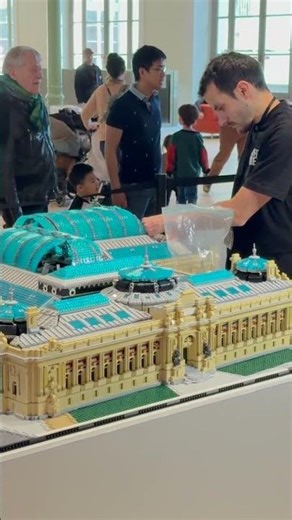 On construit le Grand Palais en LEGO au cœur de Paris 🏛️🧱#GrandPalais #Paris #LEGO #legobuild