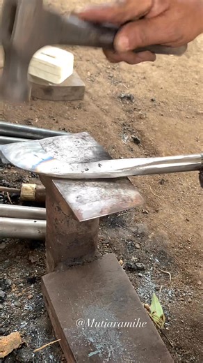 The hot flames, this blacksmith makes a rubber tapping tool with simple tools, very interesting. #blacksmith #pandaibesi_sumatera_selatan #rellsfyp #usa #america #forging #budayaindonesia #fypjangkauanluas #relllsfyp | Mutiara Mihe