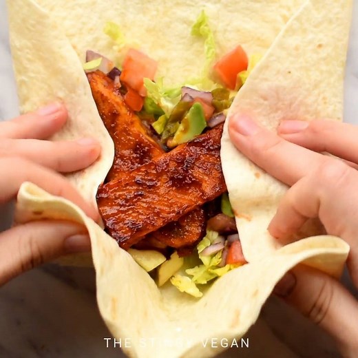 BBQ VEGAN burritos from The Stingy Vegan!! Perfect for your barbecue cravings! Recipe: https://thestingyvegan.com/bbq-tempeh-vegan-burrito/ | Connoisseurus Veg