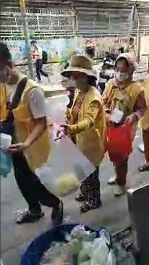 Scenes of people queuing for meals on scorching hot days at Cho Ray Hospital in Saigon.