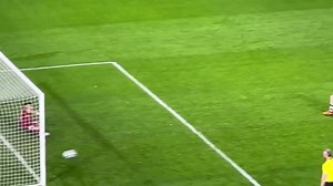 El Colo Barco caminando hasta el área para patear el penal. Ejecución perfecta y clasificación de Boca a los cuartos de final de la Copa Libertadores. | Leandro Tato Aguilera