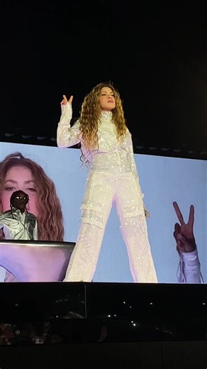 Shakira - La Fuerte en Santiago: Un Concierto Energético
