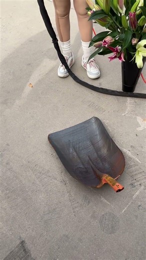 #Hand held laser derusting machine, rusty shovel, only one sweep of rust stains is needed#af39e