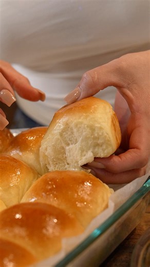 933K views · 22K reactions | Next time you want soft and fluffy DINNER ROLLS, make them like this- these are seriously the BEST! Ingredients: 21-24 dinner rolls weight between 2oz-2.5oz 1 1/2 cup milk 3 tbsp butter 4 tbsp vegetable shortening 3 tbsp honey or maple syrup 5 cups all purpose flour 1/3 cup sugar 2 1/4 tsp Instant yeast Salt I used 2 tsp 1 egg 1 serving of love #dinnerrolls #easybreadrecipe #recetasfaciles | Cooking Con Claudia | Facebook