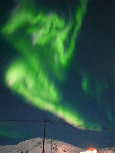 Crazy expansion above 🤩 We had many beautiful expansions during the evening, and this was the final show. No bright pinks, but simply beautiful corona right above us 🥹 #norway #aurora #auroraborealis #northernlights #lapland