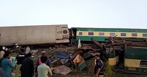 2 Trains Collide in Pakistan, Killing at Least 35 (Published 2021)