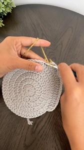 Changing color in the middle of the row for double crochet stitch. #crochettip #crochetstitches | KnitcroAddict