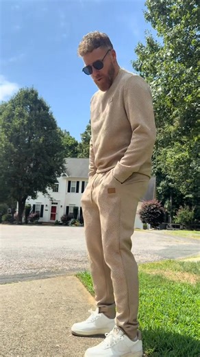 Men’s 2-Piece Athletic Tracksuit Set – Jacquard Crewneck Sweatshirt & Joggers🏆 Stay effortlessly stylish and comfortable all season long with this Men’s 2-Piece Tracksuit Set, featuring a premium jacquard crewneck sweatshirt paired with matching jogger pants. Designed for men who appreciate both function and fashion, this set delivers the perfect balance between athletic performance and casual sophistication.🌟 | Marvelousee