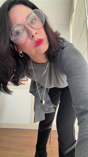 Estilo personal con prendas básicas: look cómodo y accesorios