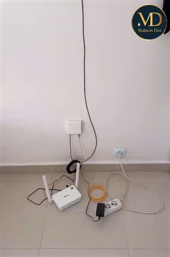 Cache modem + chat décoratif + suppo téléphone en acrylique doré brillant 0770763224